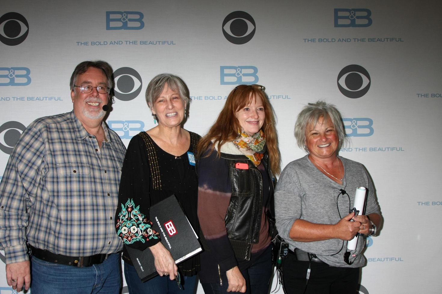 los angeles 14 jan - doug hayden, deveney kelly, diretor, laura yale as the bold and beautiful celebra o 7000º show em uma cbs television city em 14 de janeiro de 2015 em los angeles, ca foto