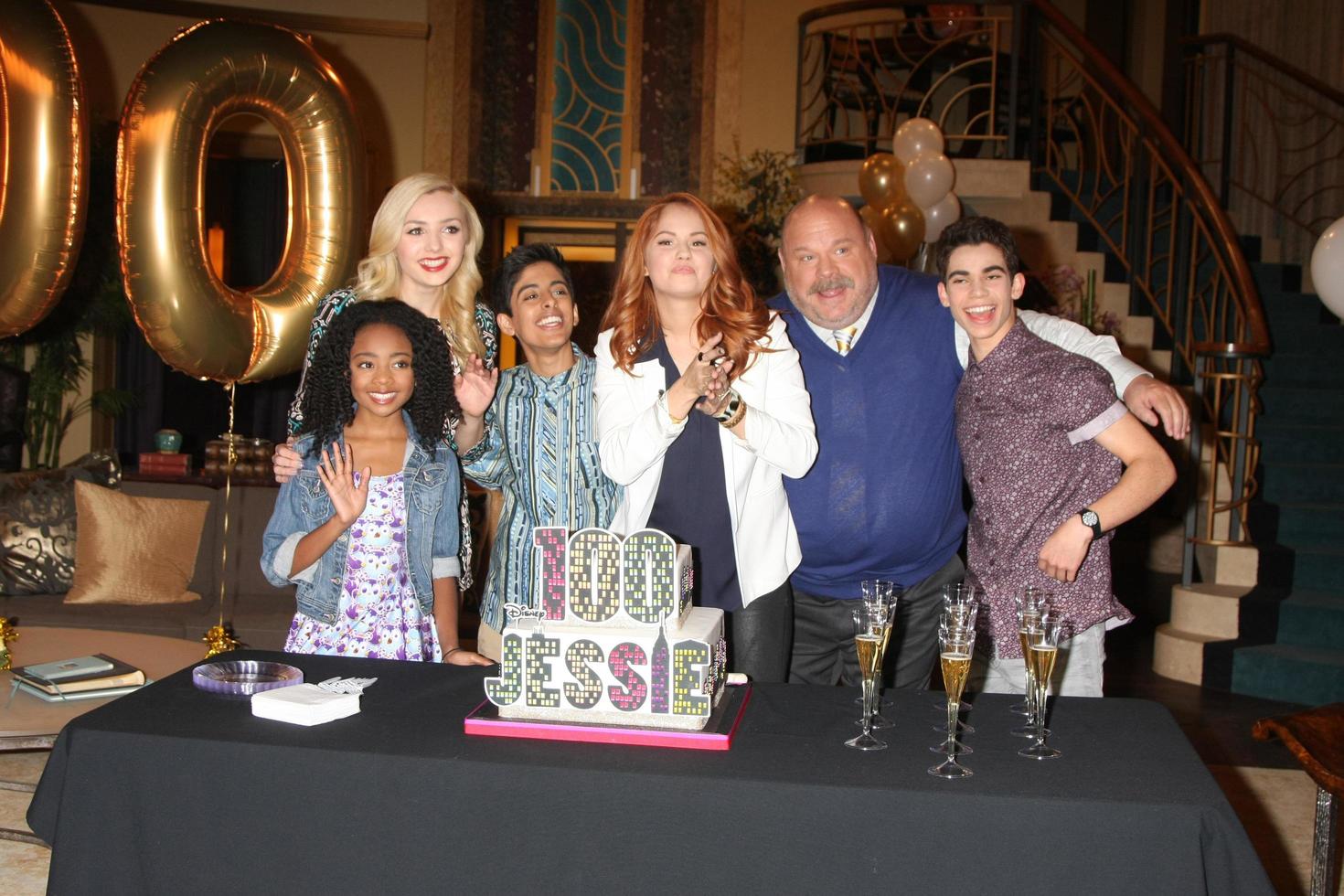 los angeles, fev 12 - skai jackson, peyton list, karan brar, debby ryan, kevin Chamberlin, cameron boyce no disney channel s jessie comemora 100 episódios em um hollywood center studios em 12 de fevereiro de 2015 em los angeles, ca foto