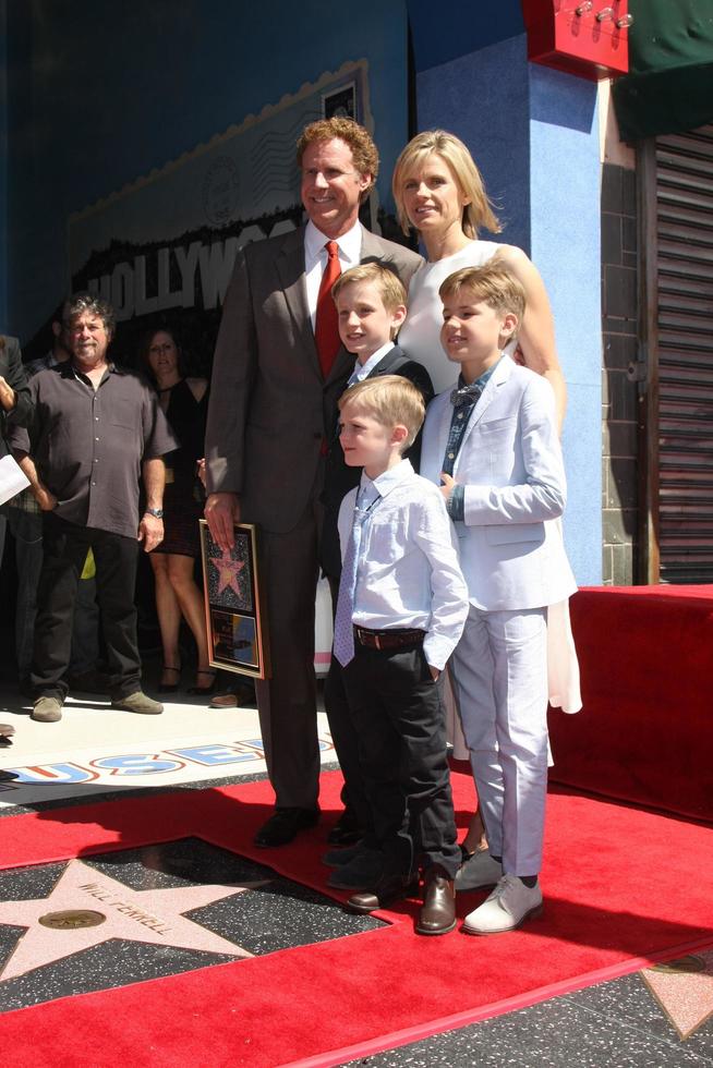 los angeles, 24 de março - will ferrell, viveca paulin, mattias paulin ferrell, axel paulin ferrell, magnus paulin ferrell na cerimônia da estrela da caminhada da fama will ferrell hollywood no hollywood boulevard em 24 de março de 2015 em los angeles, ca foto