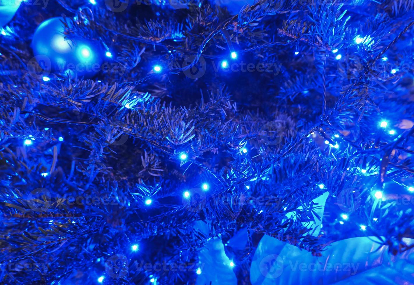 Natal abeto árvore galhos tradicionalmente decorado, abstrato fundo dentro profundo clássico azul cor foto