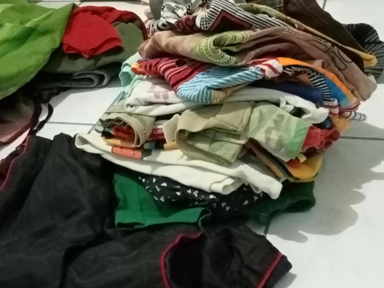 pilha do roupas em a chão foto