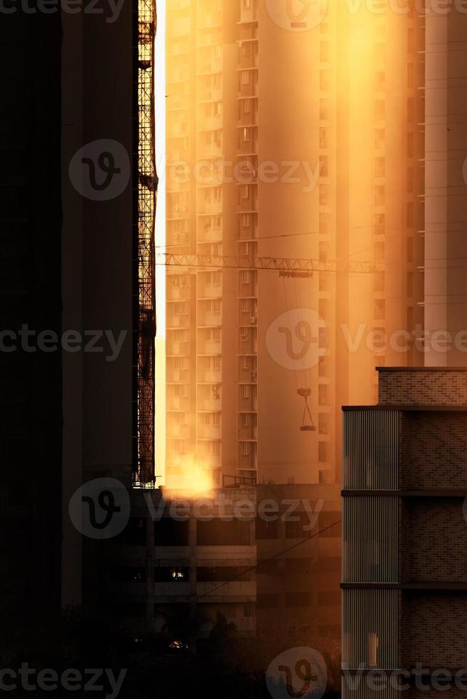 alta arranha-céus dentro centro da cidade suburbano Mumbai com tarde Sol raios durante dourado hora. foto