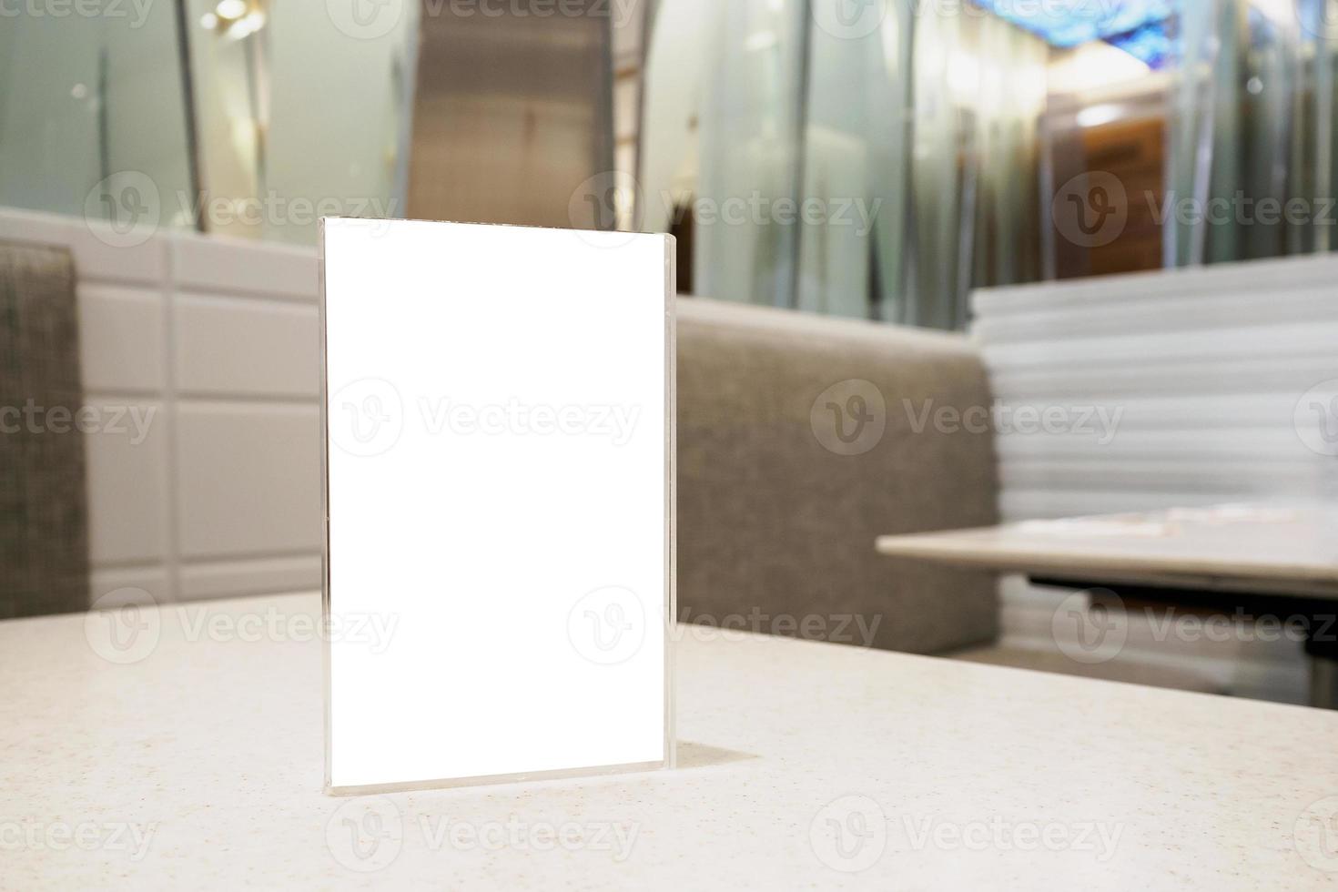 mesa de restaurante com folhas brancas simuladas papel rótulo em branco moldura de menu suporte acrílico foto