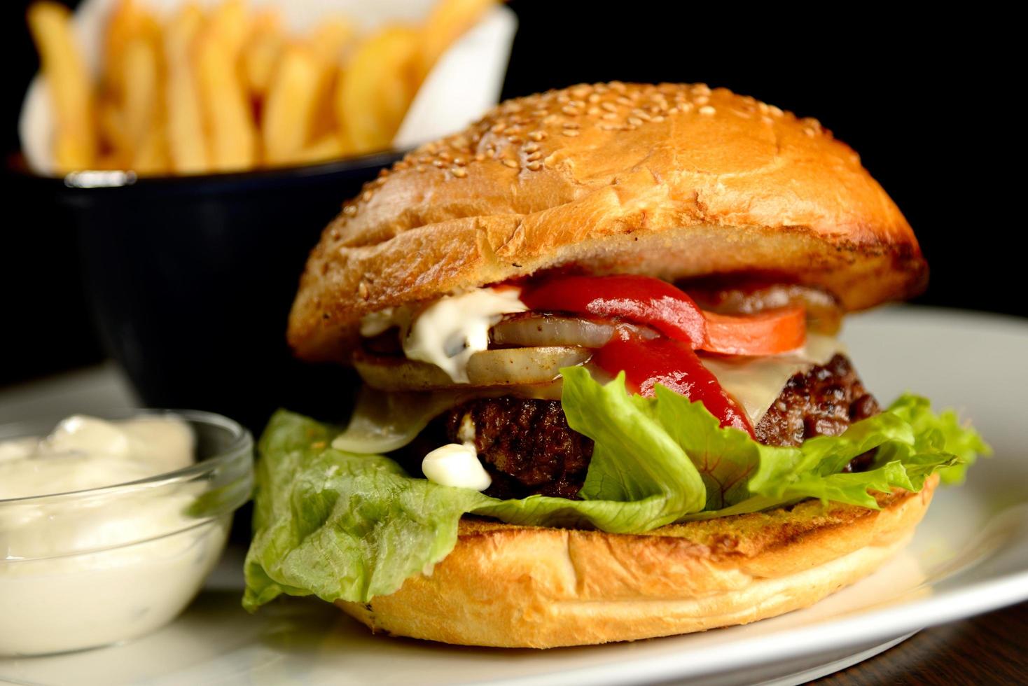 close-up de hambúrguer com batatas fritas foto