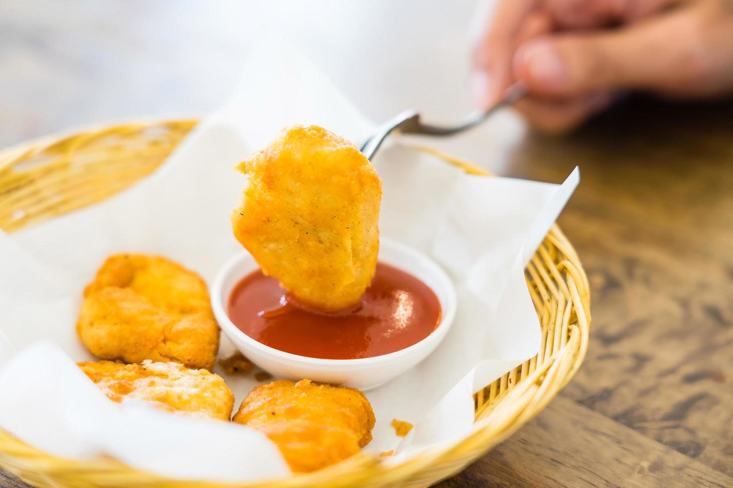 nuggets de frango frito crocantes com molho de tomate foto