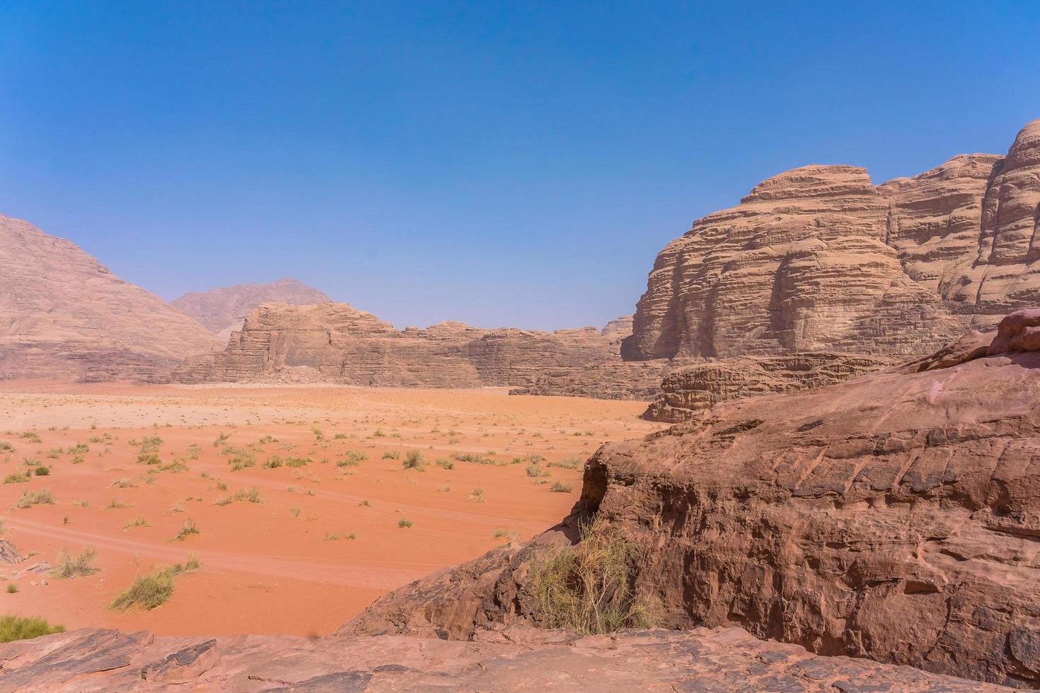 montanhas vermelhas do deserto de wadi rum na Jordânia foto