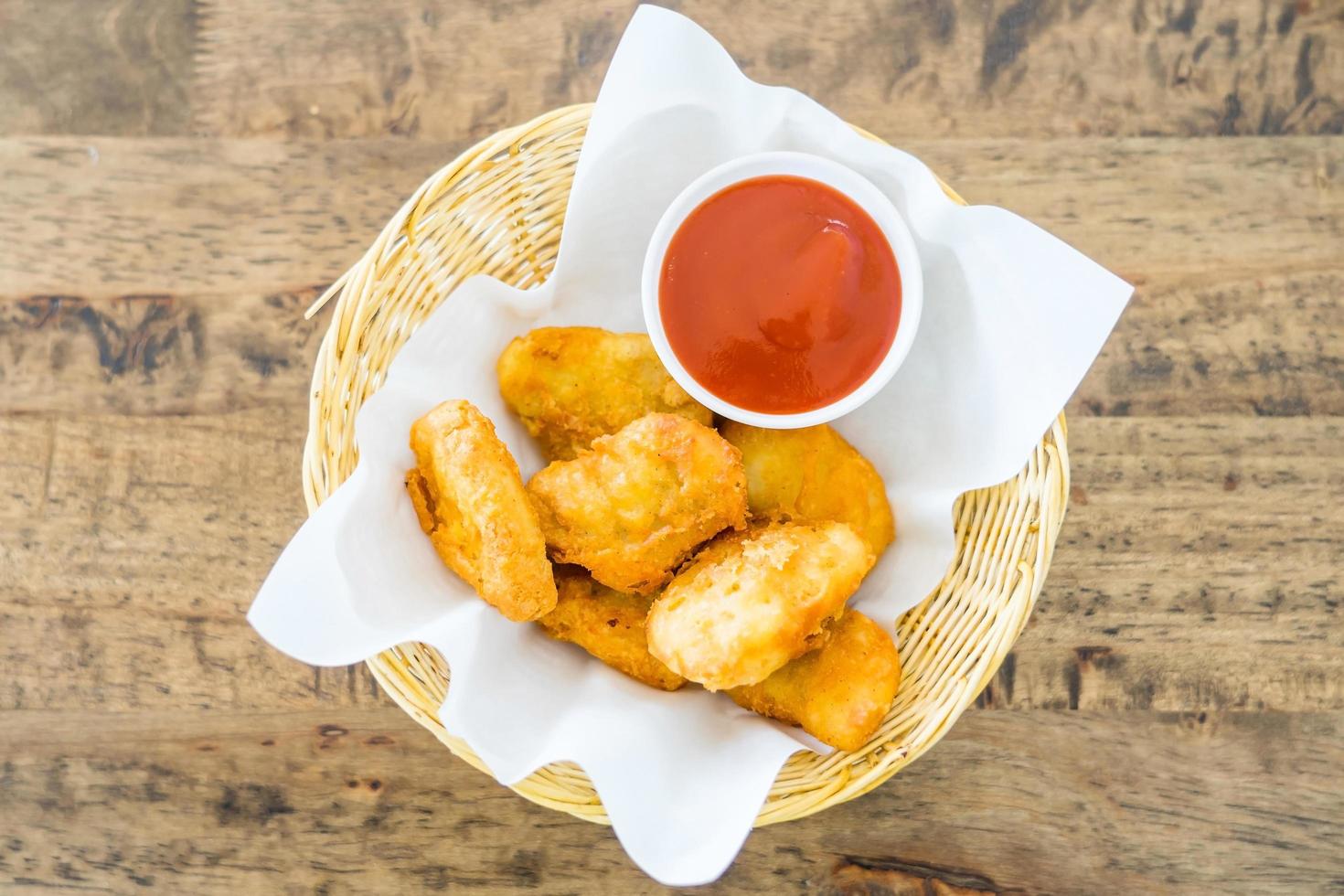 nuggets de frango frito crocantes com molho de tomate foto