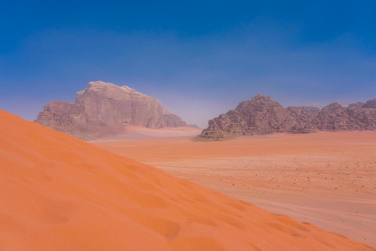 dunas de areia no deserto de Wadi-rum, Jordânia foto