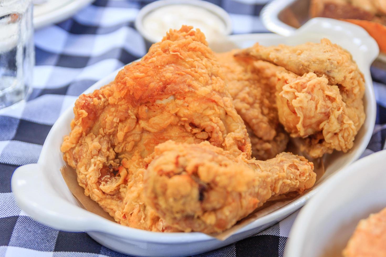 um prato de frango frito fresco, quente e crocante foto