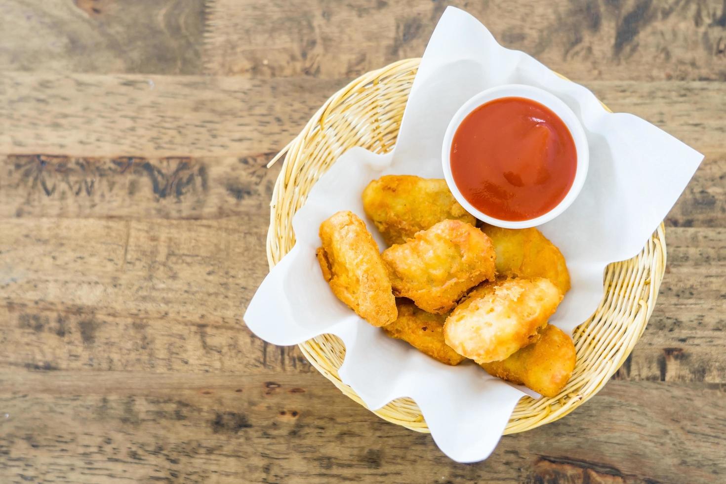 nuggets de frango frito crocantes com molho de tomate foto