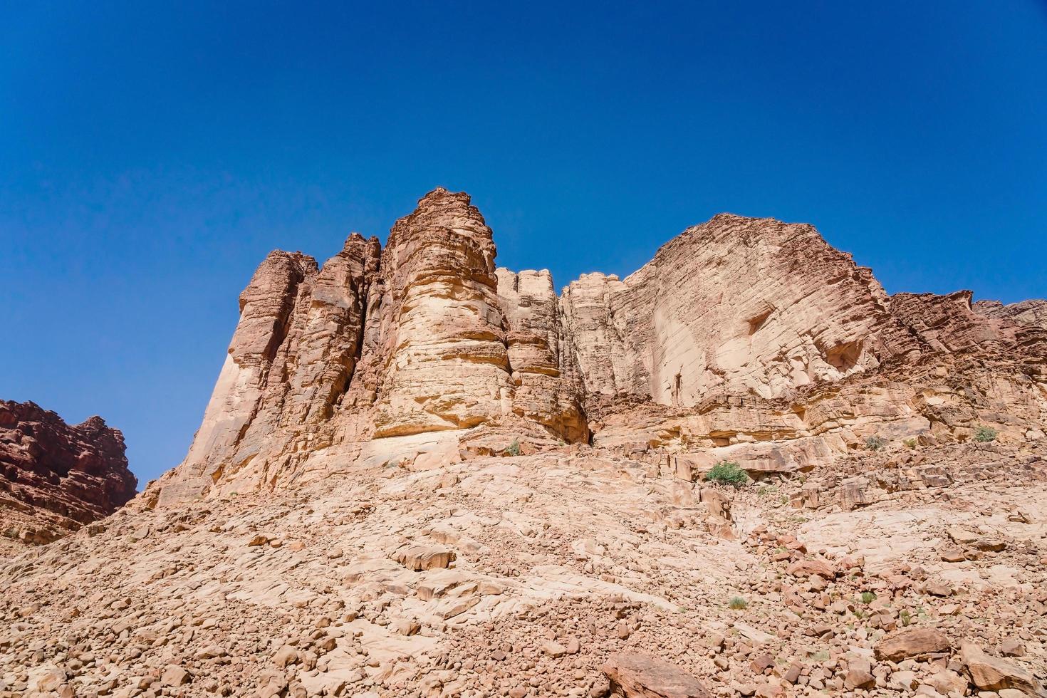 montanhas vermelhas do deserto de wadi rum na Jordânia foto