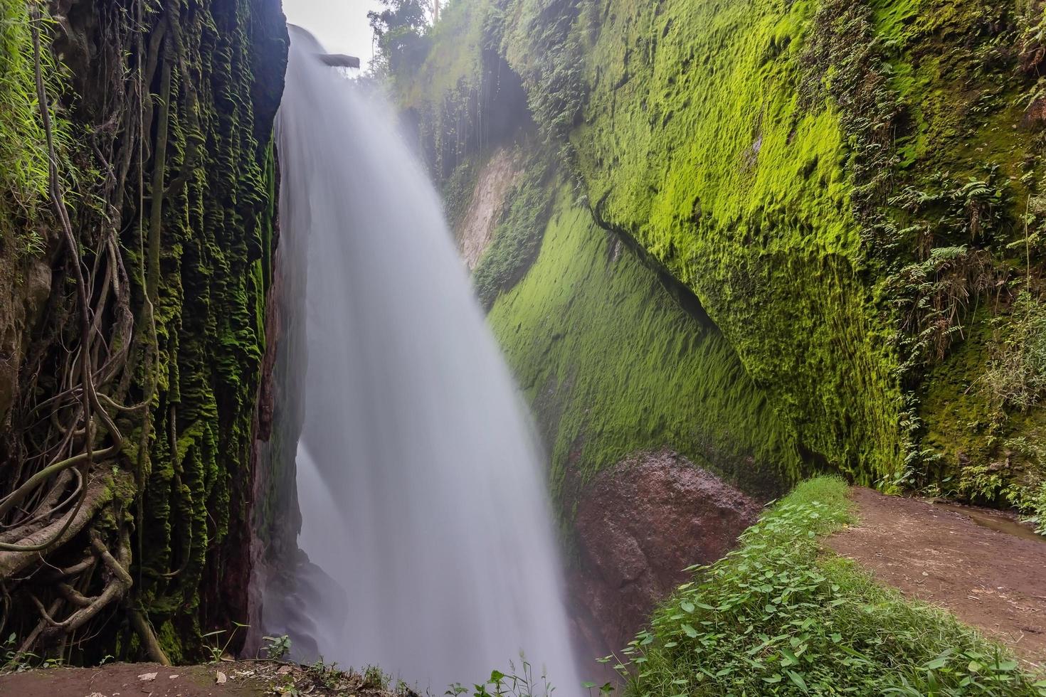 Cachoeira Blawan em Java Oriental, Indonésia foto