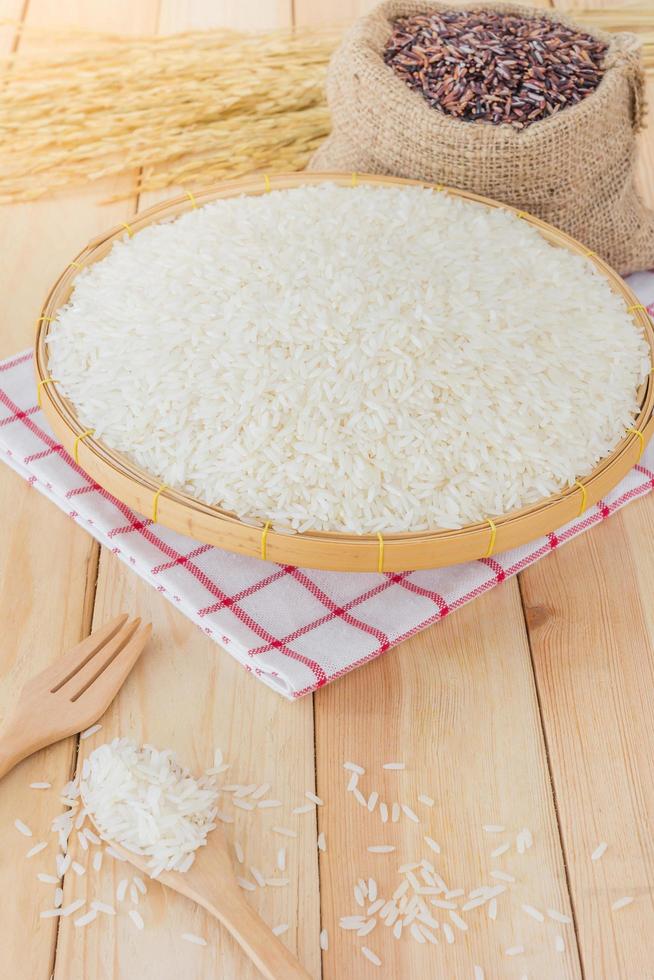 arroz branco de jasmim tailandês e arroz de riceberry foto