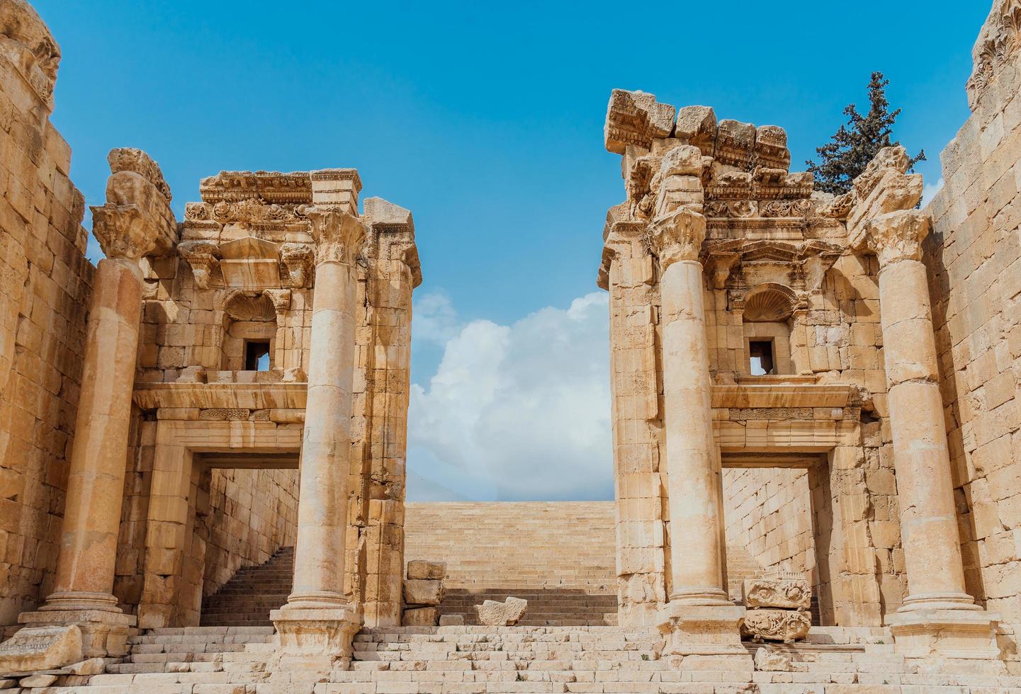 a esplanada do templo em jerash, jordan foto