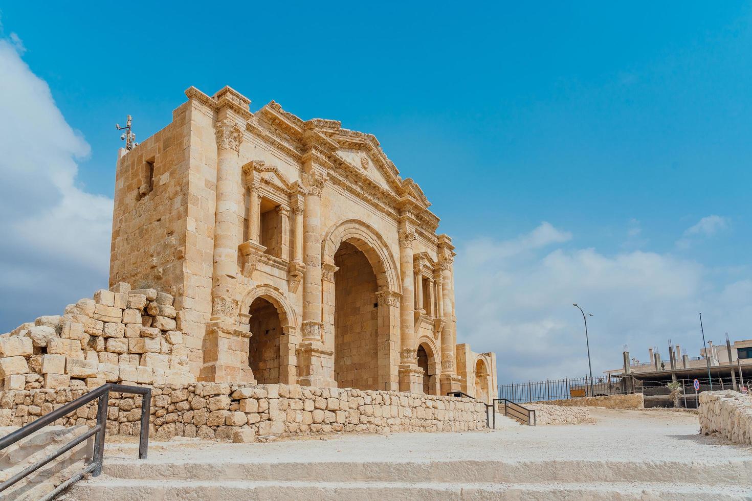 arco de hadrian em jerash, jordan, 2018 foto