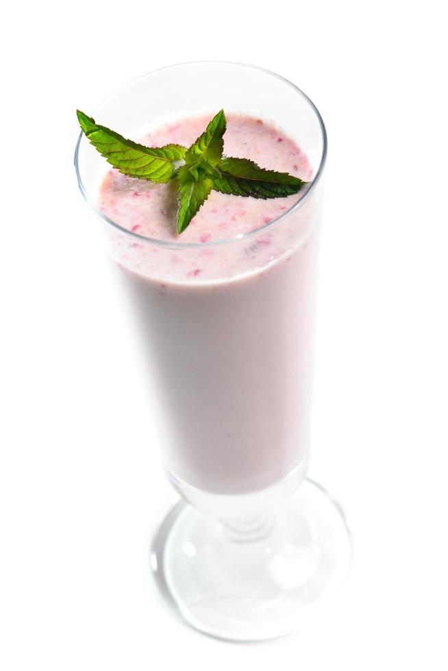 milkshake de morango em fundo branco foto