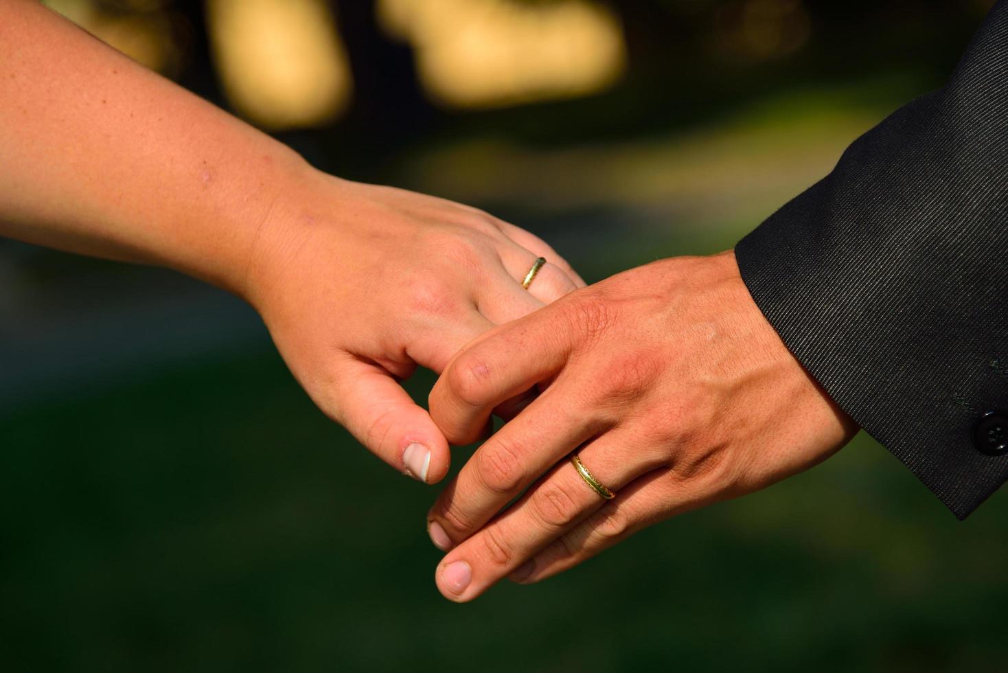 recém-casados de mãos dadas foto