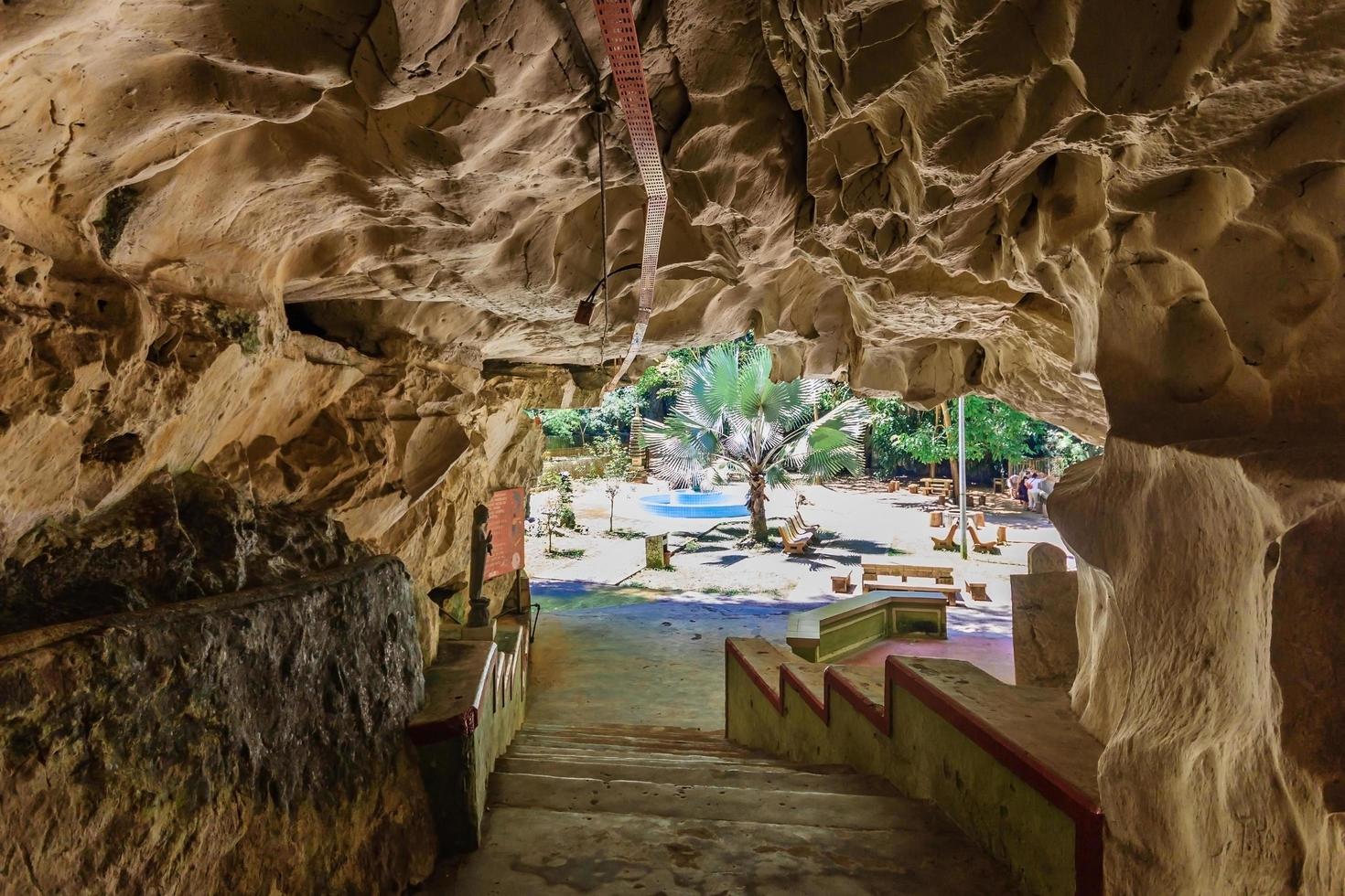 templo sam poh tong, gunung rapat na malásia foto