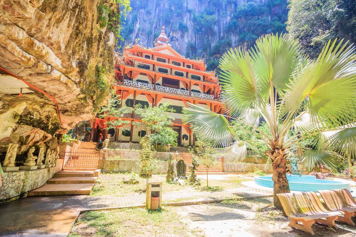 templo sam poh tong, gunung rapat na malásia foto