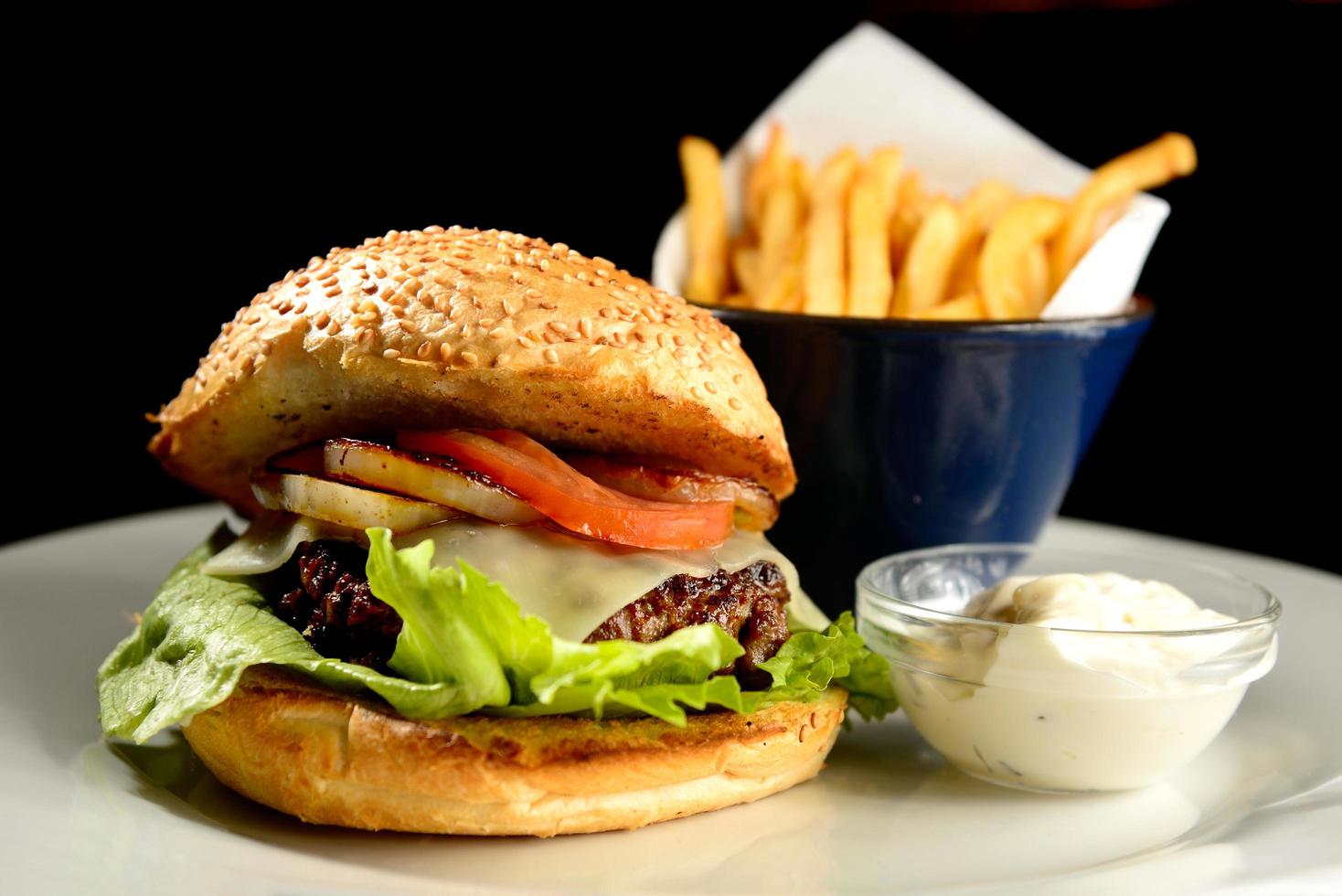 hambúrguer e batatas fritas gourmet foto