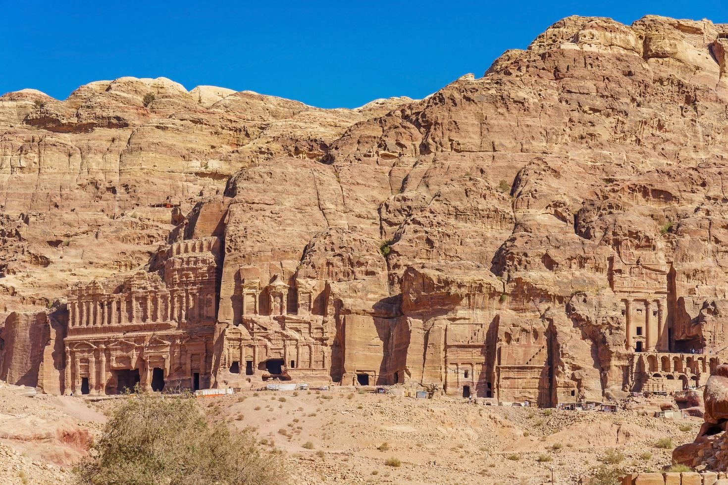 uma vista dos túmulos reais em petra, na jordânia. foto