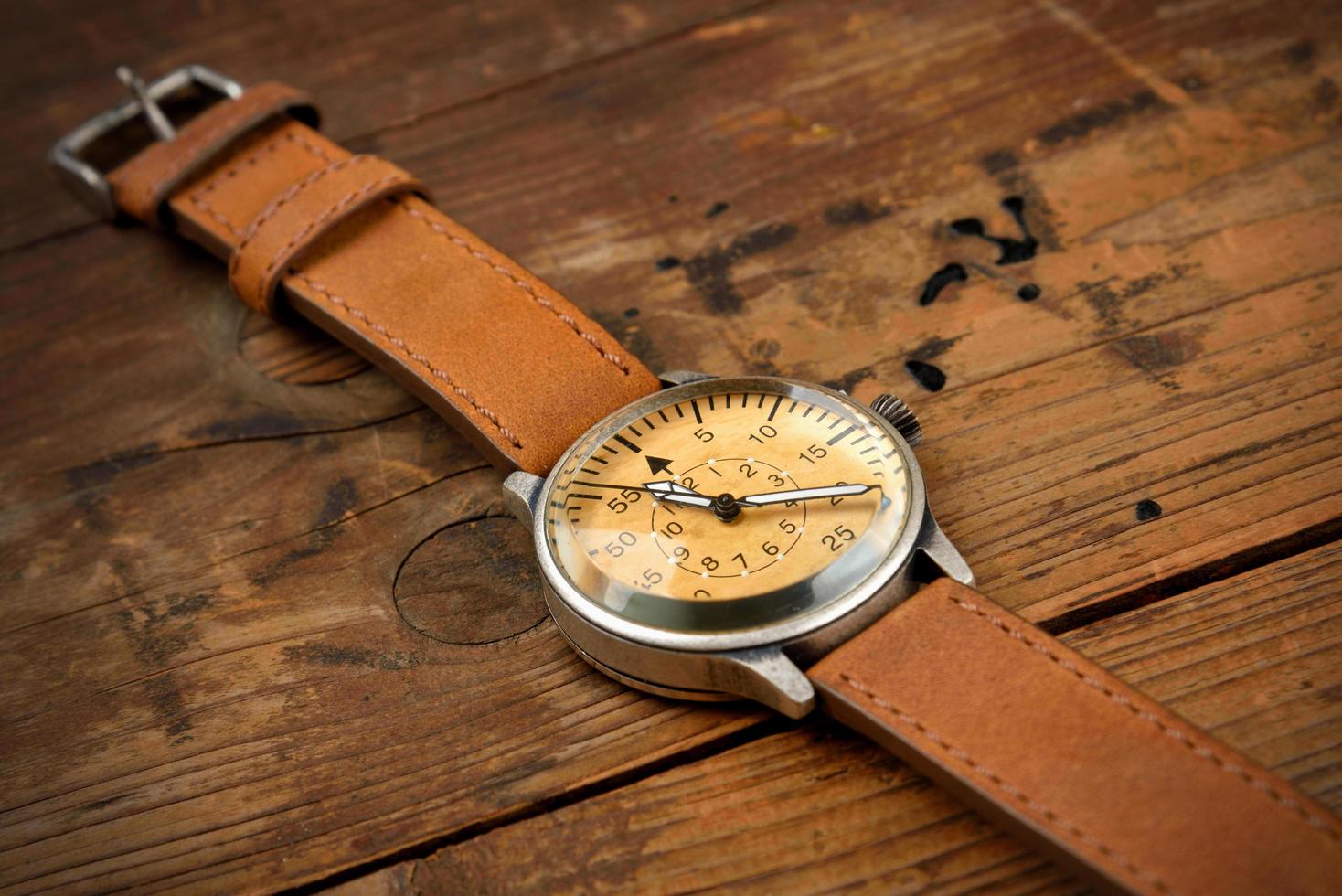 relógio de pulso em madeira foto
