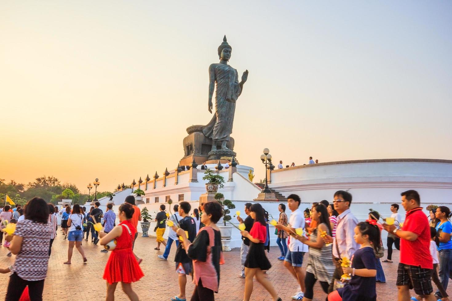 pessoas na estátua de Buda, Phutthamonthol, Tailândia, 2014 foto