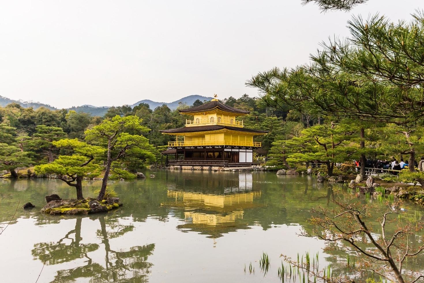 o templo kinkakuji em kyoto, japão foto