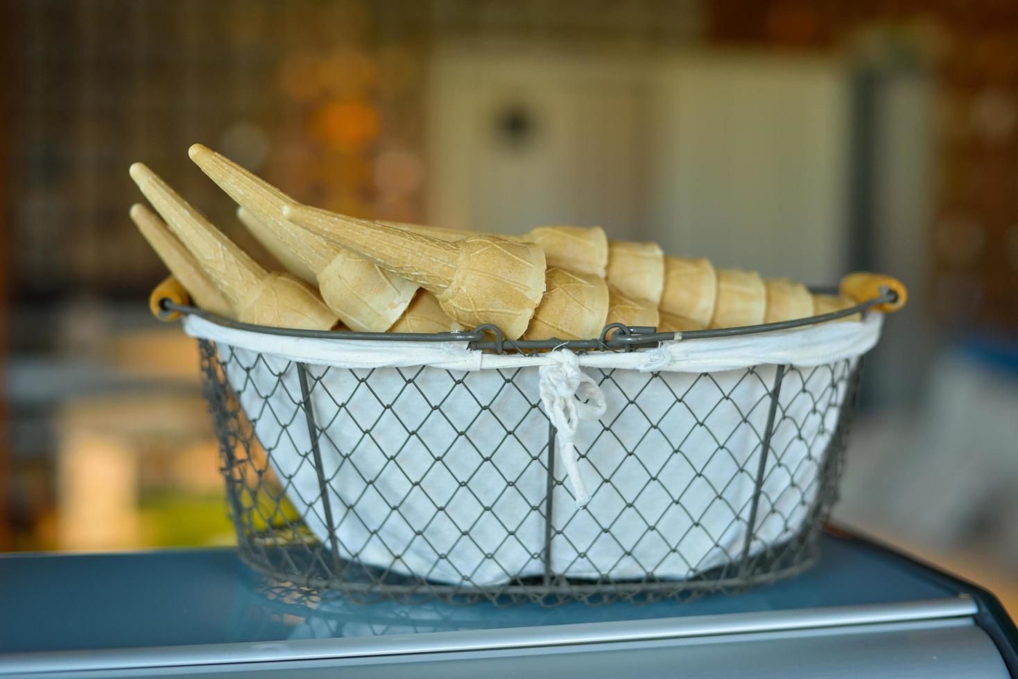 cones de sorvete em uma cesta foto