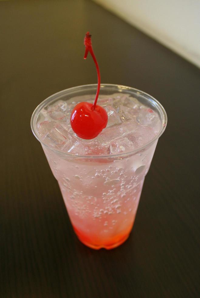bebida de cereja gelada foto
