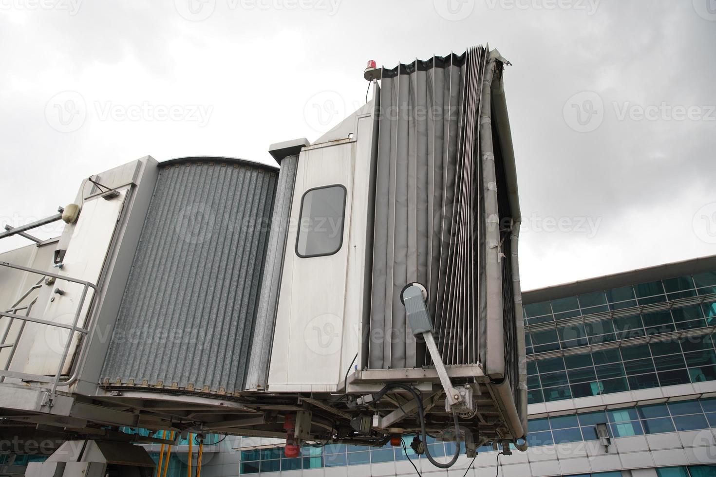 um portão no aeroporto de ataturk em istambul, turkiye foto