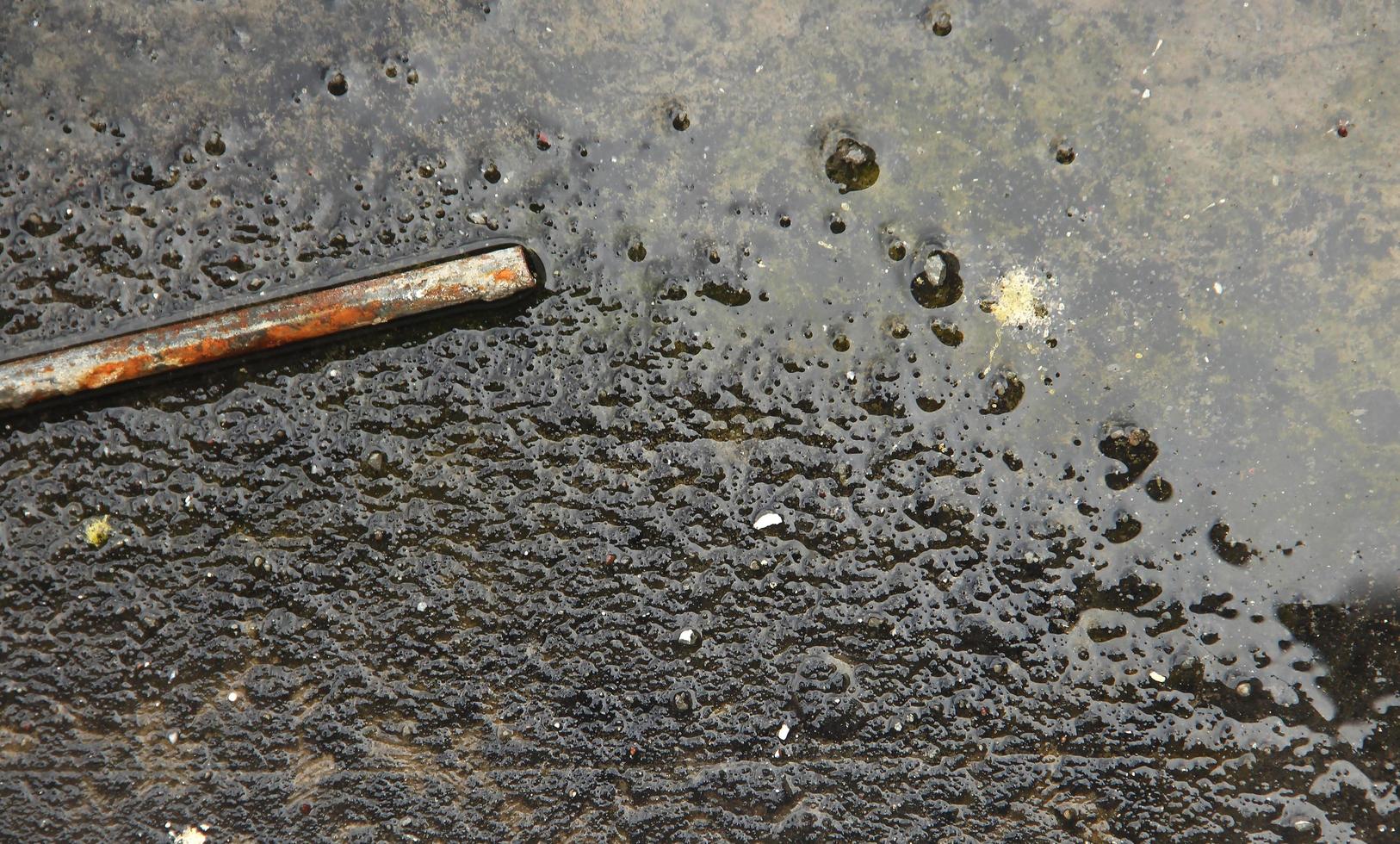 aguado Preto asfalto com água poça. molhado superfície depois de chuva. ao ar livre estrada conceito isolado foto em retângulo modelo.