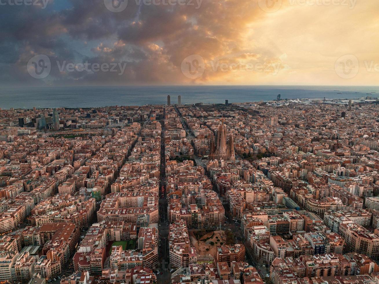 aéreo Visão do Barcelona cidade Horizonte e sagrada familia catedral às pôr do sol. foto