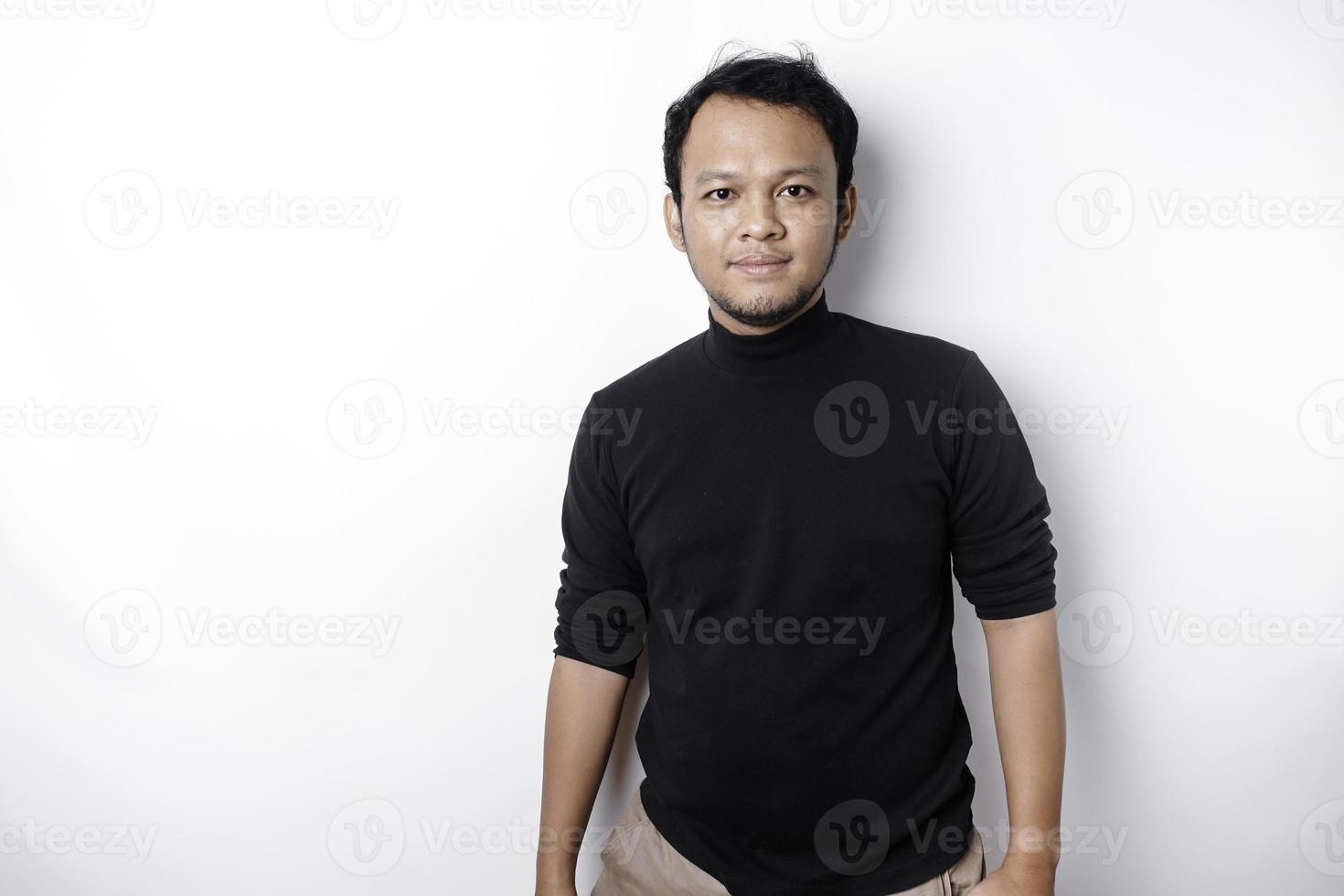 uma retrato do uma sorridente ásia homem vestido dentro uma Preto camisa, isolado de branco fundo foto