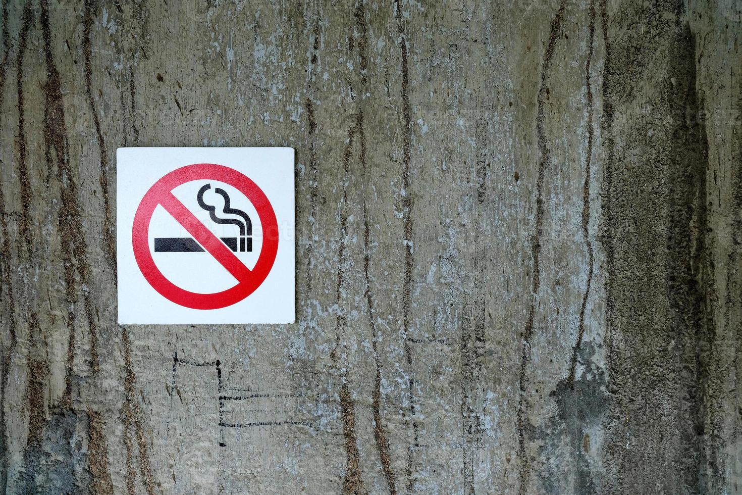 não fumar placa em grunge concreto parede textura fundo. foto