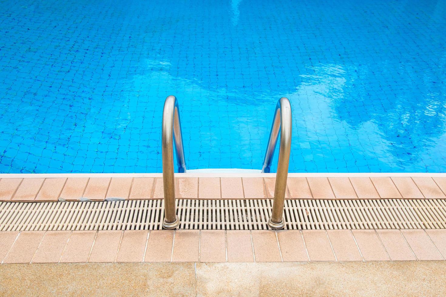 natação piscina com escada às hotel. foto