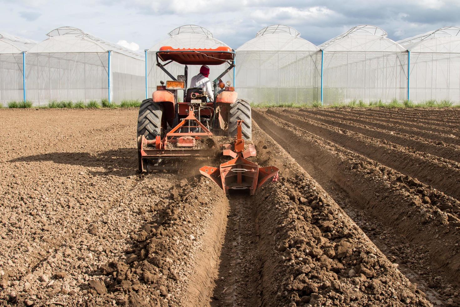 trator preparação solo trabalhando dentro campo agricultura. foto