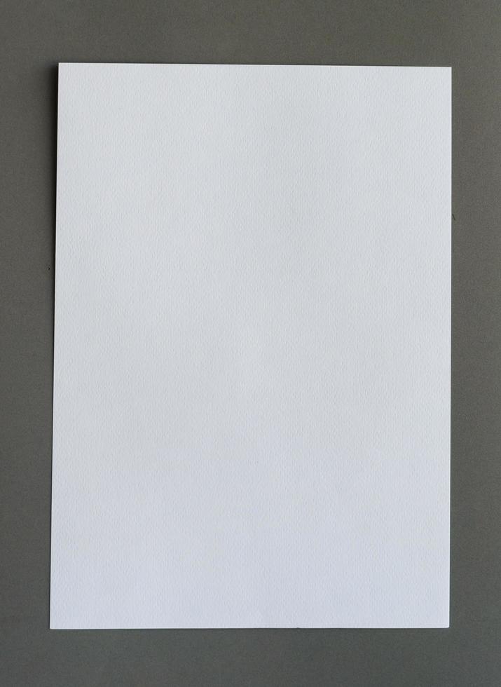 branco amassado papel em cinzento fundo vertical foto