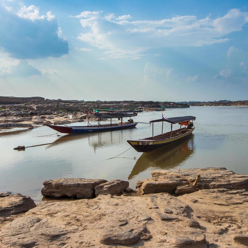 barco às sam phan bok dentro Tailândia foto