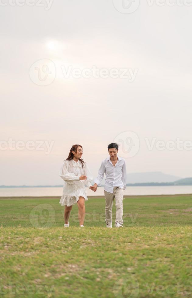 feliz jovem casal asiático em roupas de noivos foto