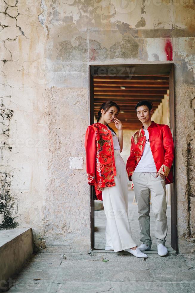 feliz jovem casal asiático em vestidos tradicionais chineses foto