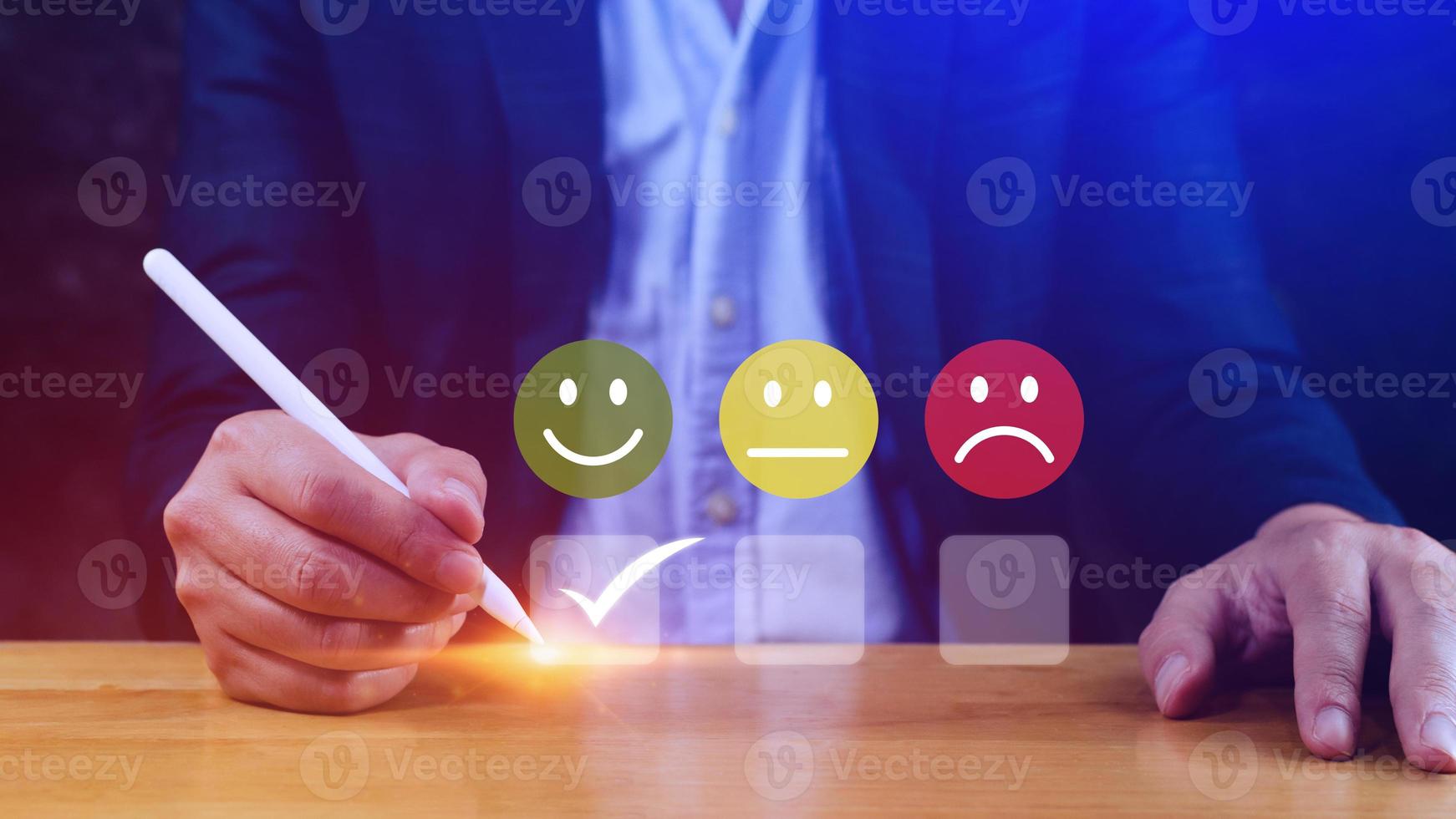 empresário escolhendo o ícone de sorriso feliz. avaliação de feedback e experiência positiva de avaliação do cliente, pesquisa de satisfação. avaliação de saúde mental. conceito de dia mundial da saúde mental foto