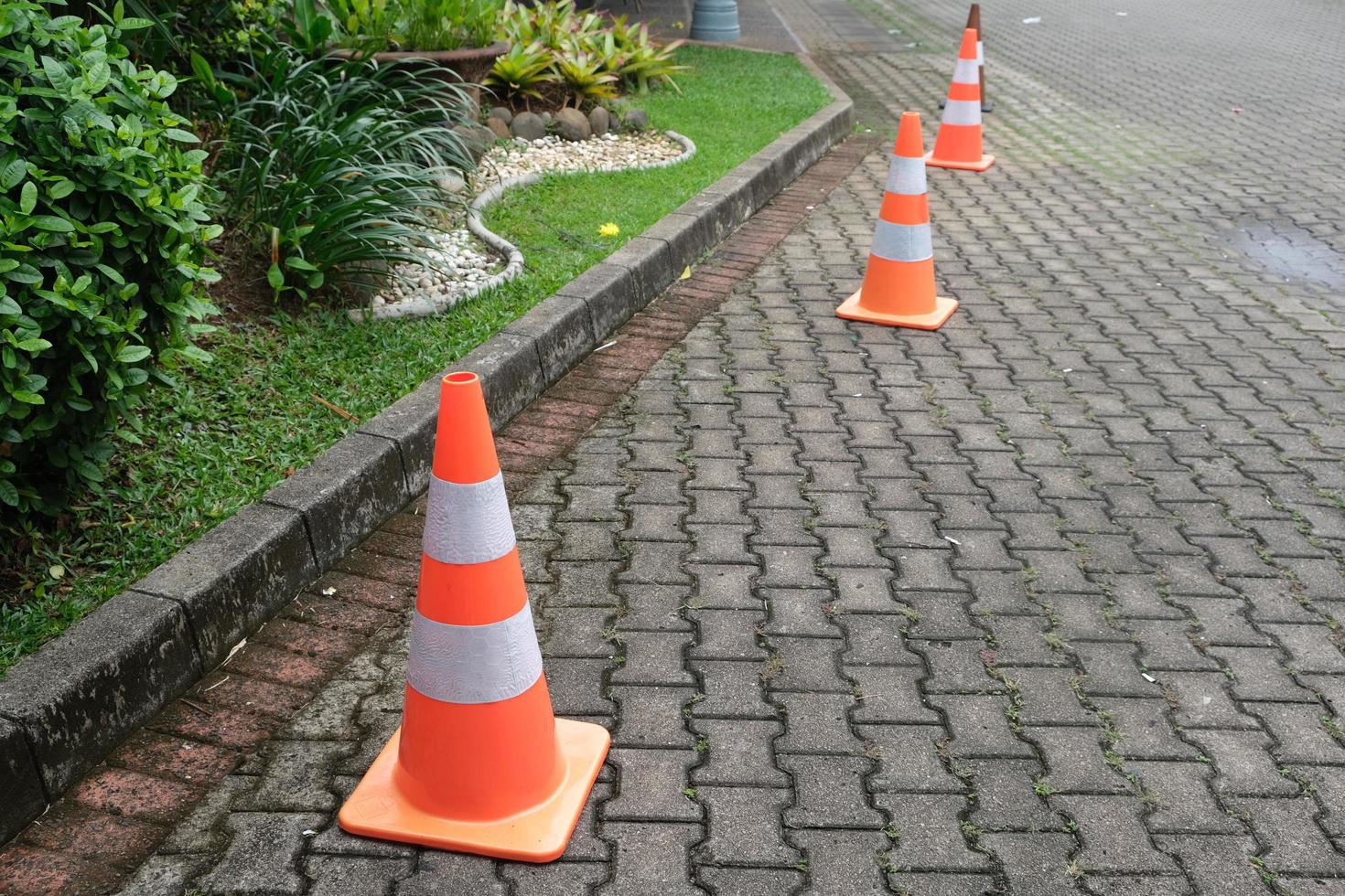 cone de trânsito laranja foto