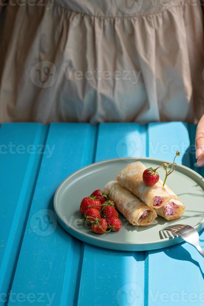 panquecas com queijo cottage e morangos, café da manhã saudável foto