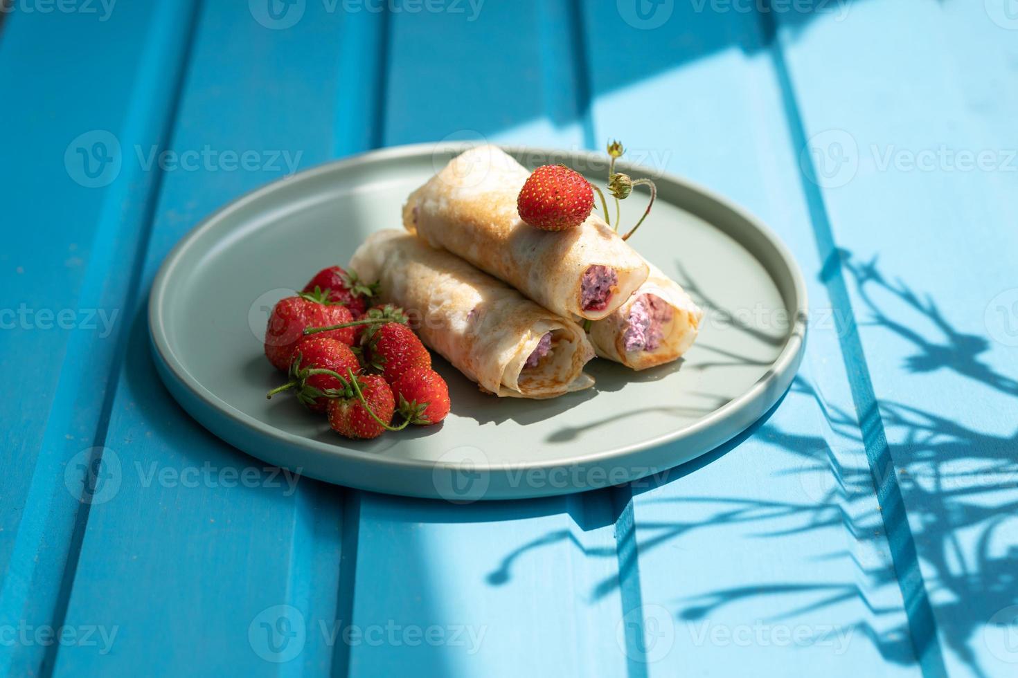 panquecas com queijo cottage e morangos, café da manhã saudável foto