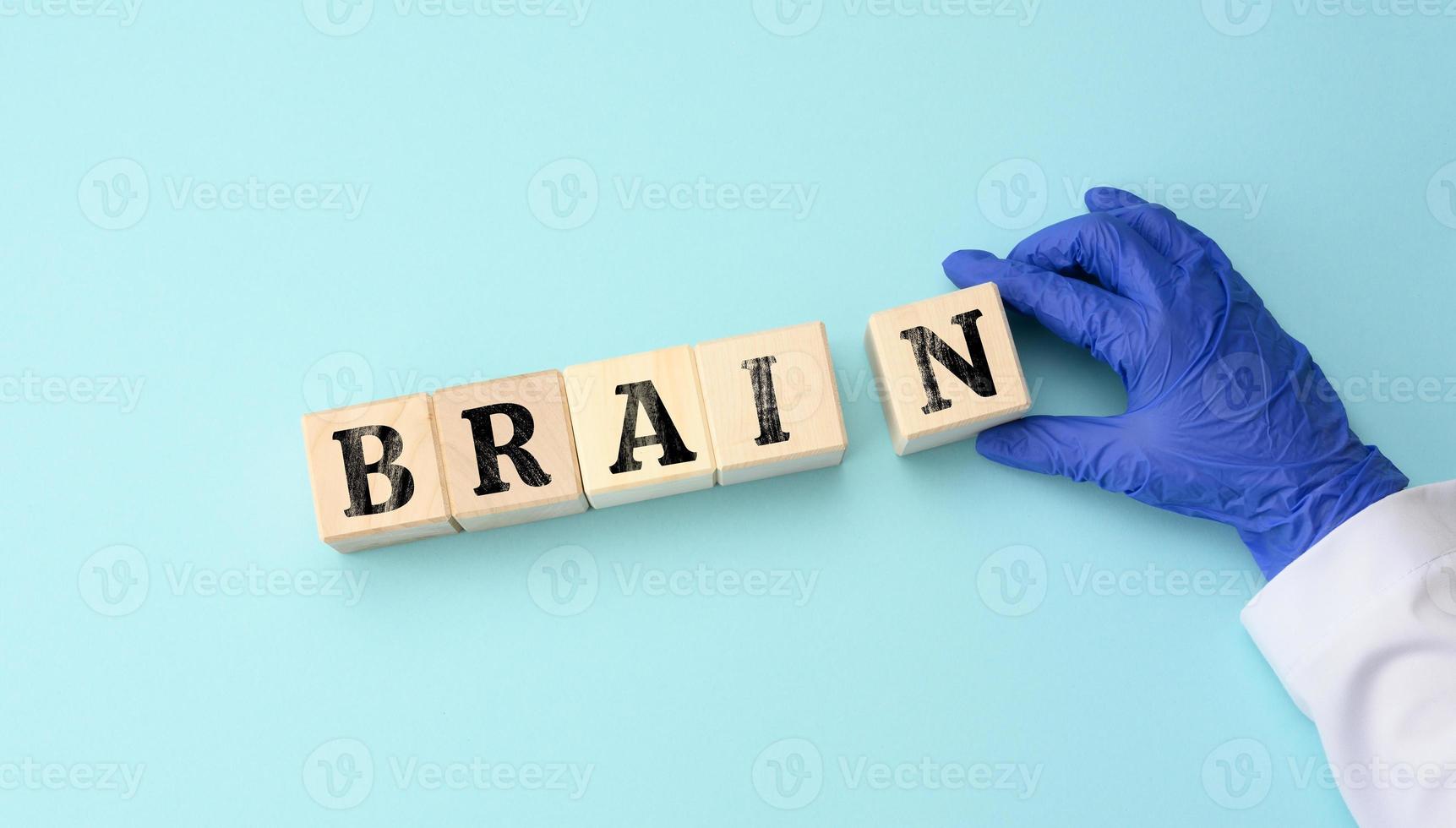 de madeira cubos com a inscrição cérebro em uma azul fundo. altzheimer doença conceito foto