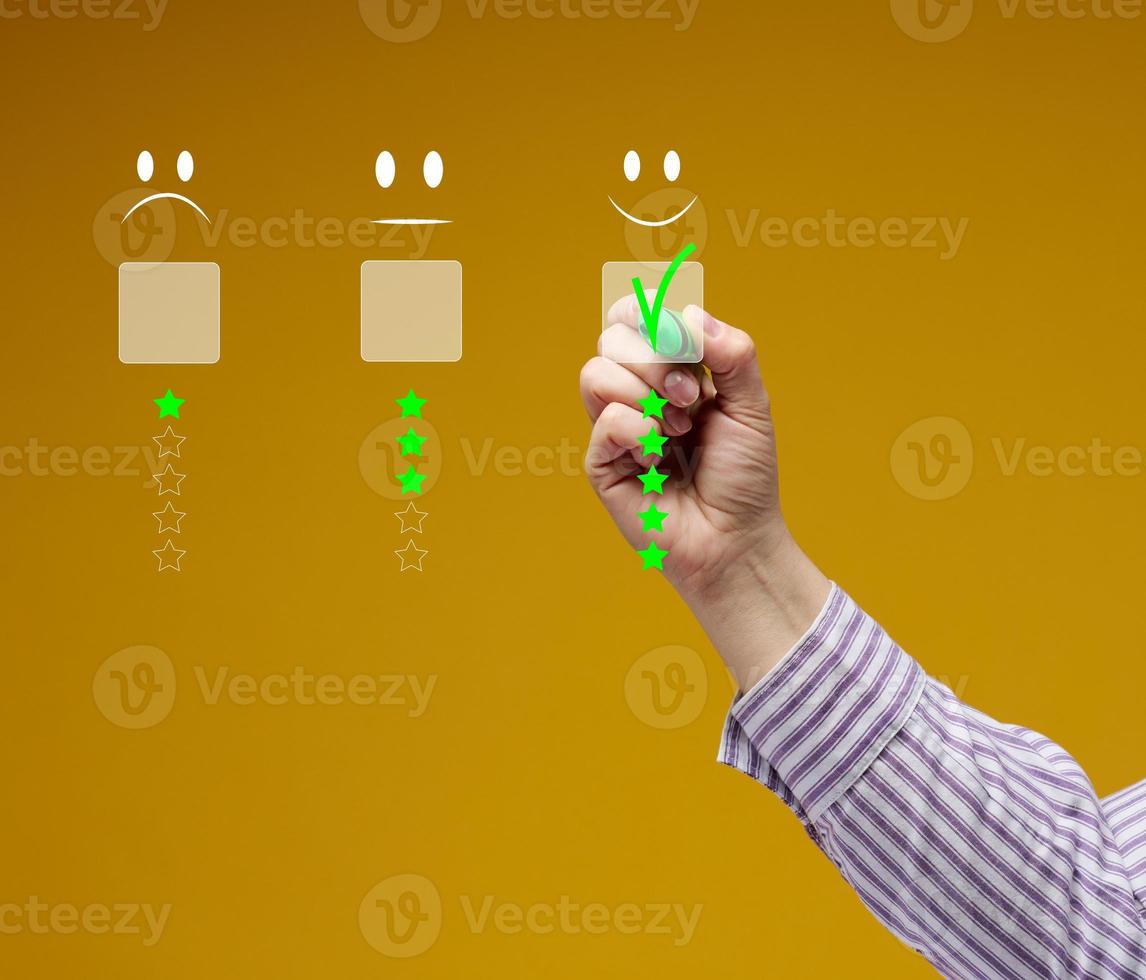 conceito do cliente serviço e satisfação. fêmea mão tocante a virtual tela em a feliz emoticon ícone para pegue serviço satisfação. Alto Avaliação foto