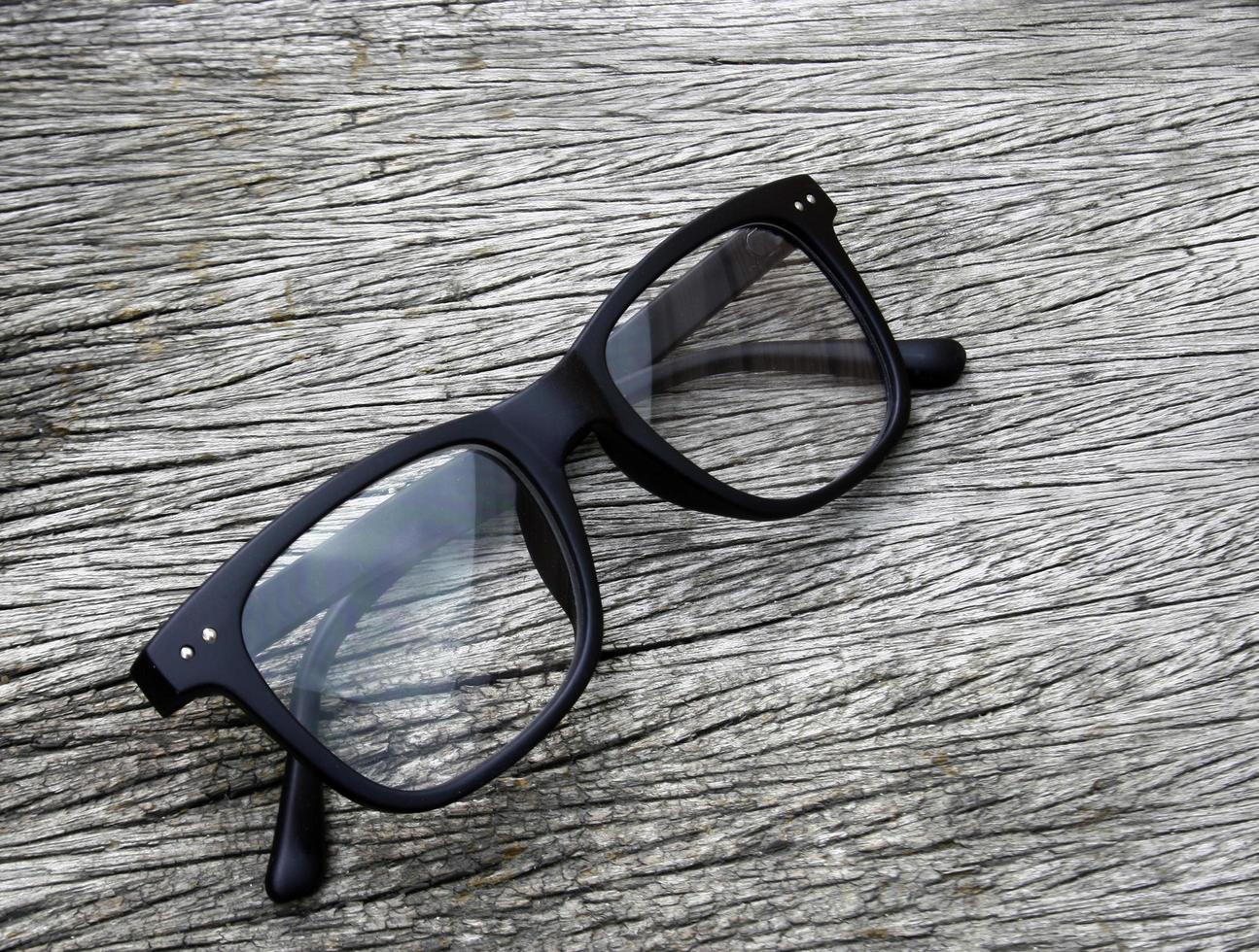 par de óculos em madeira foto