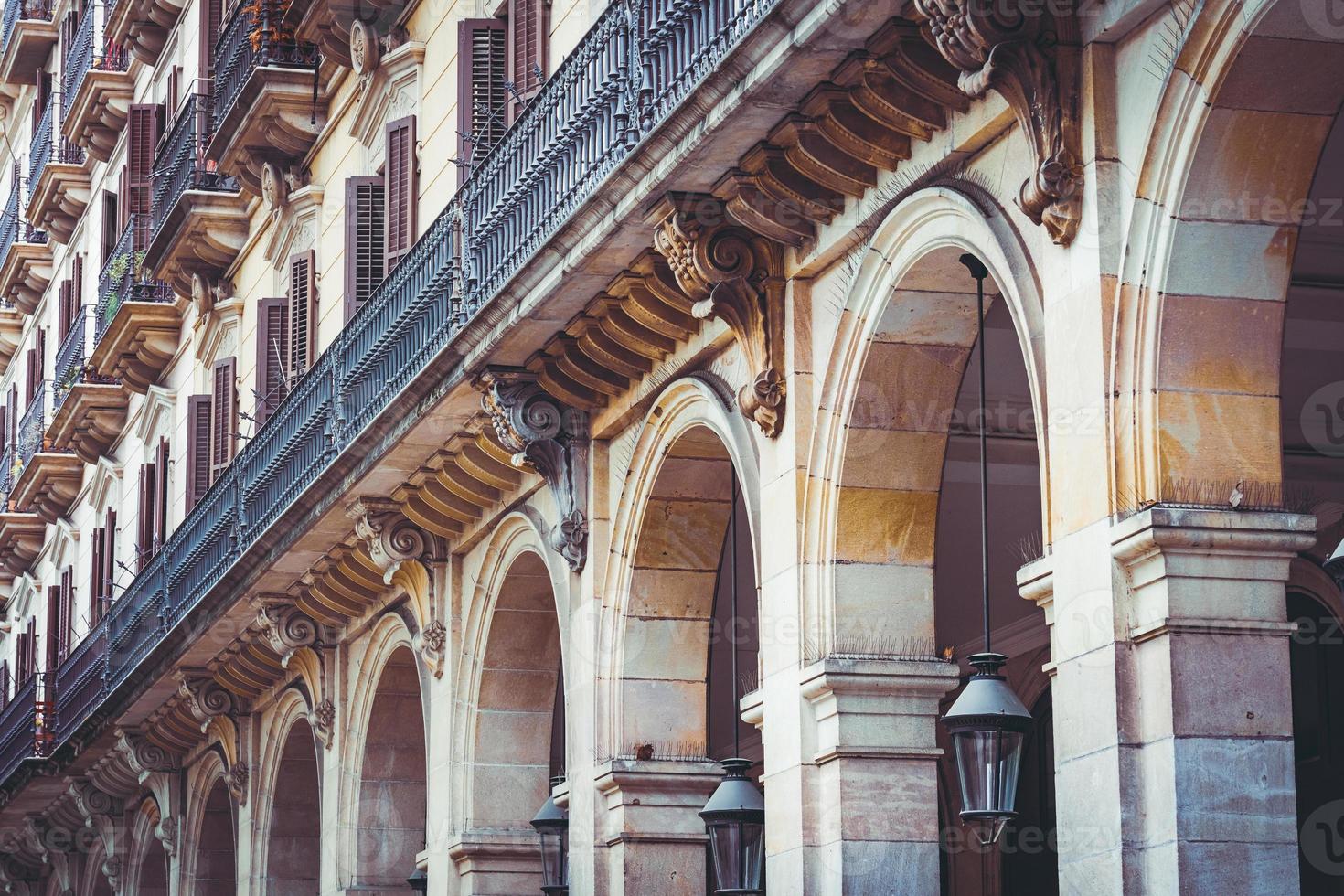 varandas e arcadas de um edifício neoclássico foto