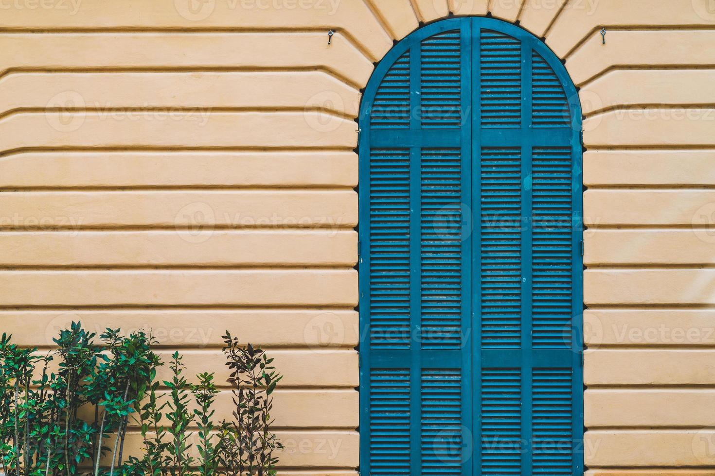 porta em arco com venezianas azuis foto